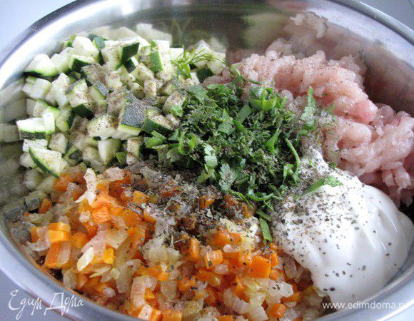 Соедините куриный фарш, овощную пассеровку, цукини,  рубленую зелень и майонез. Добавите щепотку базилика. Посолите, поперчите и хорошо перемешайте.