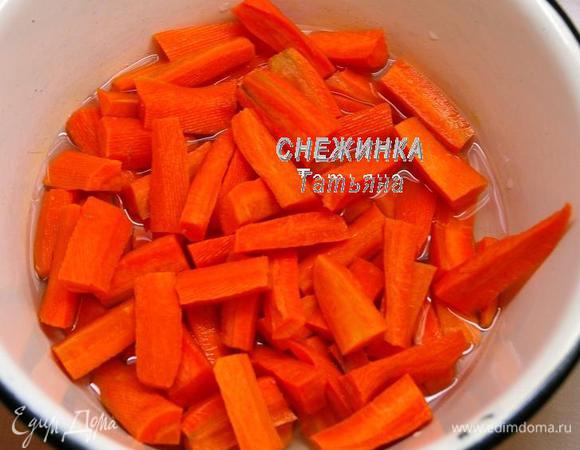 Морковь очистите, помойте, нарежьте брусочками. Я делила одну длинную морковь на 2–3 части и затем каждую часть — вдоль на половинки или четвертинки в зависимости от размера. Положите в кастрюлю или миску для варки, залейте водой, поставьте на огонь, доведите до кипения и варите 10 минут.