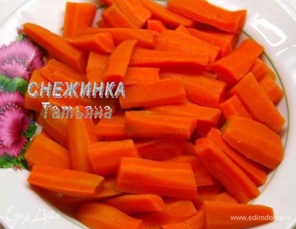 По истечении времени достаньте морковь шумовкой и сразу же обдайте холодной водой.