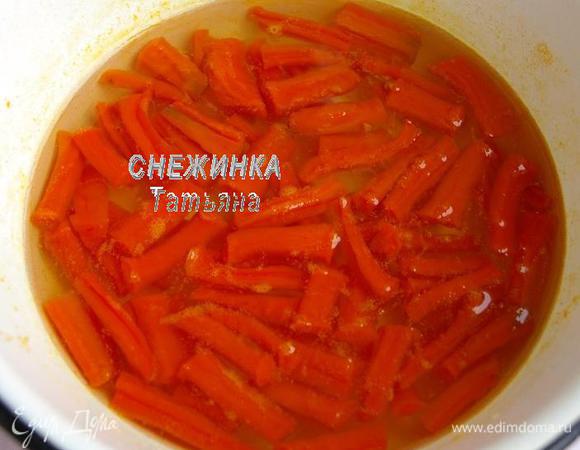 Оставьте в таком виде на 10 часов. Я варила поздно вечером и оставила на ночь. Проделайте эту процедуру еще 2 раза, то есть, через 10 часов снова проварите морковь 15 минут, оставьте на 10 часов и снова повторите процесс. Я варила второй раз утром и третий раз — вечером.