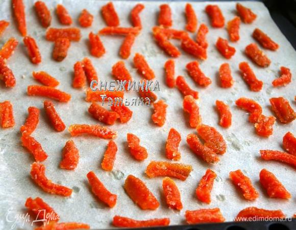 Сами же кусочки моркови разложите на противне, застеленном пергаментом на расстоянии друг от друга. Сбрызните лимонным соком. Теперь есть 3 варианта. Первый: подсушить цукаты в духовке на минимальной температуре или, если духовка газовая, с приоткрытой дверцей на минимальном огне.<br />
Второй вариант: сушить при комнатной температуре в месте, где хорошо циркулирует воздух или несколько суток на солнце до готовности.<br />
Третий вариант: воспользоваться электросушилкой.