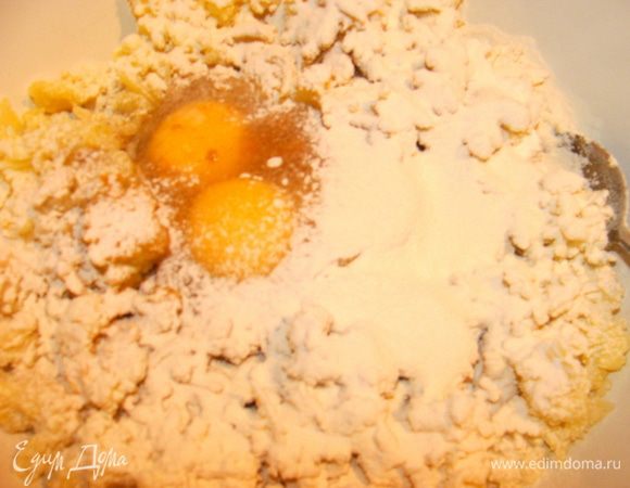 Добавить яйца, просеянную муку, соль, специи (можно заменить приправой для картофеля).