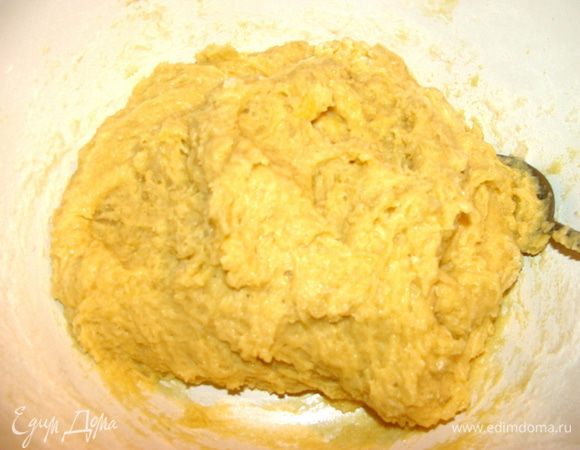 Все перемешать до получения консистенции теста. По мере надобности муку можно добавить еще.