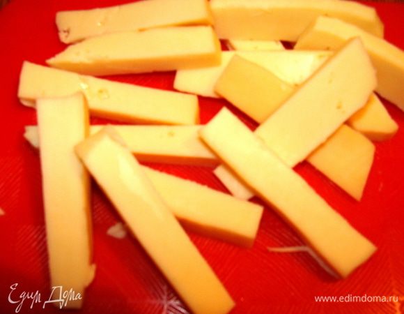 Сыр нарезать брусочками.