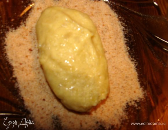 Сформировать биточек. Обвалять в панировачных сухарях.