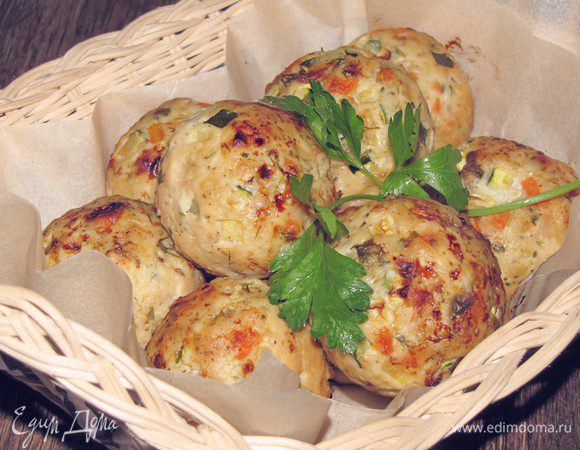 Поставьте маффины в духовку, разогретую до 200 гр. Выпекайте 30-40 минут до образования красивой румяной корочки.