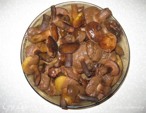 Грибы предварительно перебрать, почистить у них ножки и хорошо промыть.