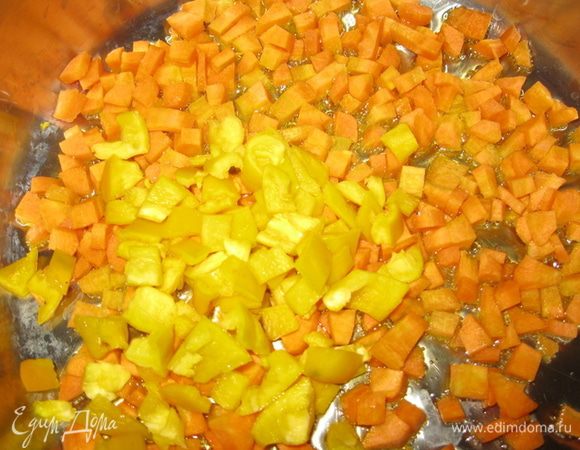 Нарезать болгарский перец, лук, морковь и обжарить на масле, остудить. Заправить грибы смесью болгарского перца, жареной моркови, соли, чеснока, черного перца (по вкусу), сахара, лимонной кислоты или уксуса, затем переложить в эмалированную посуду. Достать лавровый лист. Настоять при комнатной температуре, а после закатайть в стерилизованные в банки.