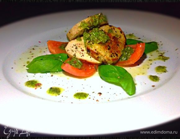 6. Поливаем все соусом и посыпаем сухим орегано и молотым перцем. Как видите на порции всех ингредиентов по 4)) и это не случайно, потому что на вилку нужно насаживать помидор ▶️индейку▶️базилик. По желанию можно запить сухим красным вином))) Приятного аппетита всем!!!