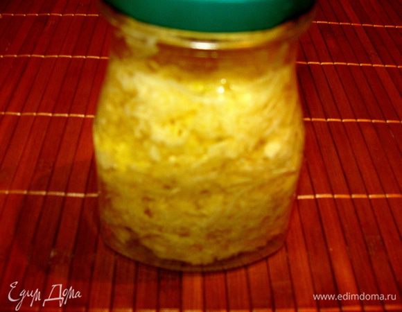 Сложить в чистую сухую баночку и залить оливковым маслом. Дать настояться 1-2 дня. Хранить не в холодильнике, т.к. оливковое масло замерзает.