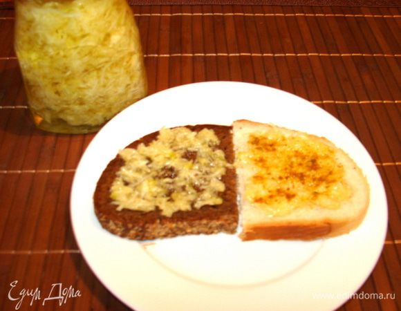 Можно использовать как заправку для салатов или отварного картофеля, а так же отварной или печеной свеклы. А можно положить чайную ложечку на кусочек хлебушка, посыпать солью и любимой приправкой! Я посыпаю каенской солью.