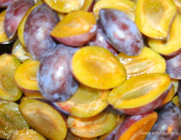 Сливы отделить от косточек.