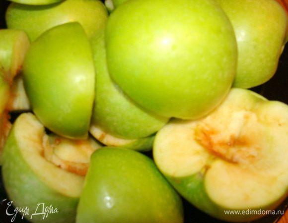 У яблок вырезать сердцевину.