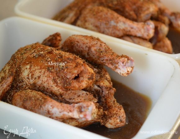 Вылить поверх двух хлебных форм, разделив на  2 равные части яблочный соус.  Молодых небольших по размеру курочек обсыпать сухой смесью по поверхности и внутри. Выложить в форму с яблочным соусом спинками вниз, грудками вверх. Поставить в духовку разогретую на 200 градусов на 1 час.
