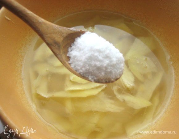 В кипяток добавим соль. Имбирь часть соли натянет на себя.