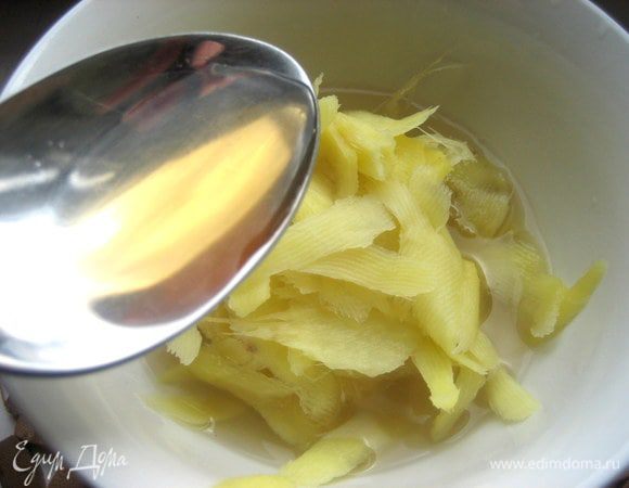 Затем сливаем воду,но не всю...,примерно,чтобы покрыла вода весь имбирь. Вливаем около ложки уксуса.