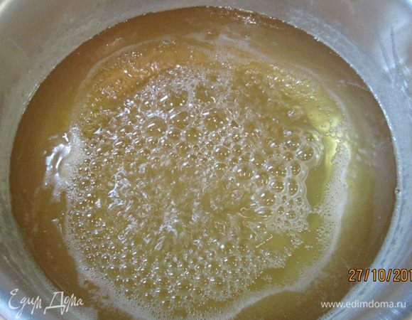 Сварить сироп из сахара и воды.