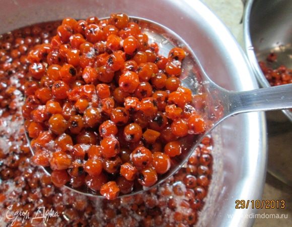 Затем ягоды переложить шумовкой в другую кастрюлю.