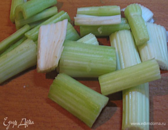 Моем, чистим от  жестких волокон. Нарезаем стебли длиной 5-6 см.
