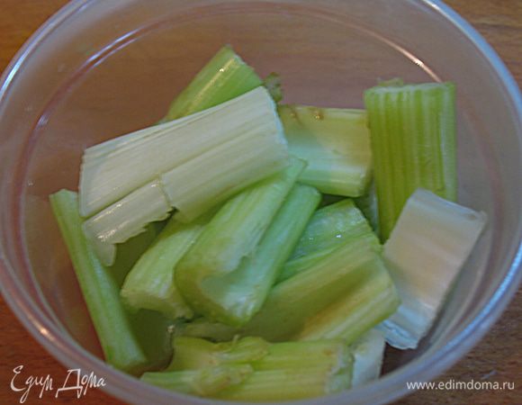 Кладем в контейнер с плотно закрывающейся крышкой, и который выдержит температуру. 