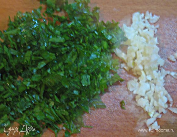 Мелко режем чеснок и петрушку. 