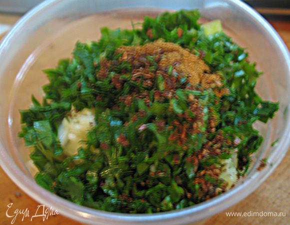 В контейнер к кусочкам сельдерея кладем петрушку, чеснок, кунжут,  острый перец, соль, раздробленный анис.  