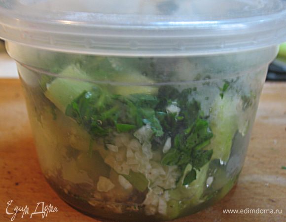 заливаем сельдерей со специями, закрываем крышкой и трясем 1-2 минуты. Оставим на 5 часов, мариноваться при комнатной температуре, периодически встряхивая.  Хранить в холодильнике.