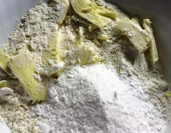 Приготовить тесто. Для этого размягченное масло смешать с мукой, разрыхлителем, ванилином, солью и сахарной пудрой (при помощи вилки превратить в крошку).