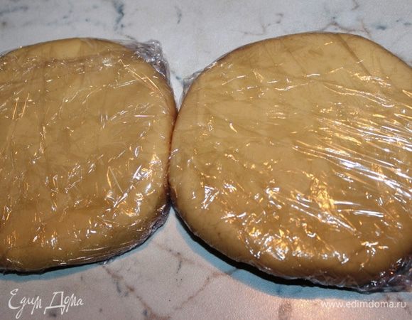 Разделить тесто на две части, каждую часть придавить, обернуть в пленку и убрать в холодильник на 1 час.