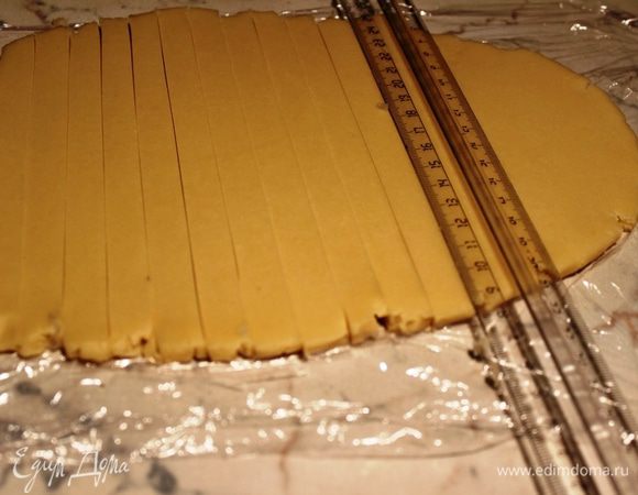 Раскатать тесто толщиной в 1 см и с помощью линейки острым ножом нарезать на полоски шириной 1-1,5 см и длиной по 15 см (размер выбрать по своему желанию). Поставить в холодильник.