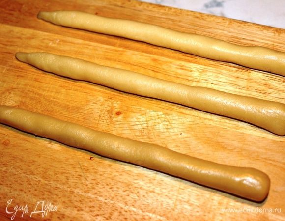 Из остатков теста скатать колбаски и придать им форму круглых карандашей.