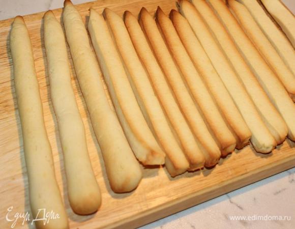 Выпекать в предварительно разогретом духовом шкафу примерно минут 10-12 (в зависимости от размера полосок) при температуре 170 градусов. Как только кончики карандашей станут золотистыми – они готовы, их следует остудить.