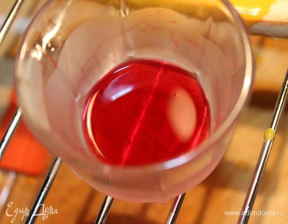 Отдельно в 4 стеклянные рюмки налить по 1 ч.л. ликера, развести в нем краситель (на кончике ножа).