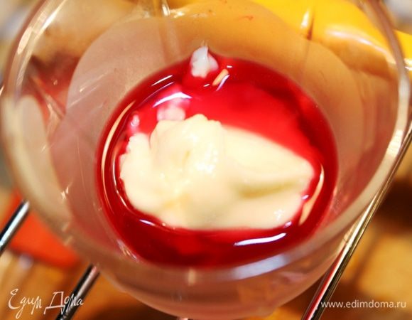 Поочередно добавить в рюмку 1 ст.л. растопленного шоколада, перемешать, чтобы глазурь получилась однородной глянцевой (если вдруг расслоится, следует капнуть еще ликер и снова подогреть, помешивая).