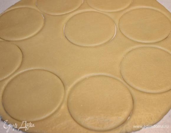 Процесс довольно долгий и глазури хватит только на 10-12 карандашей. Поэтому из остального теста предлагаю  приготовить обещанный мной бонус – веселые печеньки для Хэллоуина. Раскатать тесто (пока оно холодное), нарезать его на кружки.