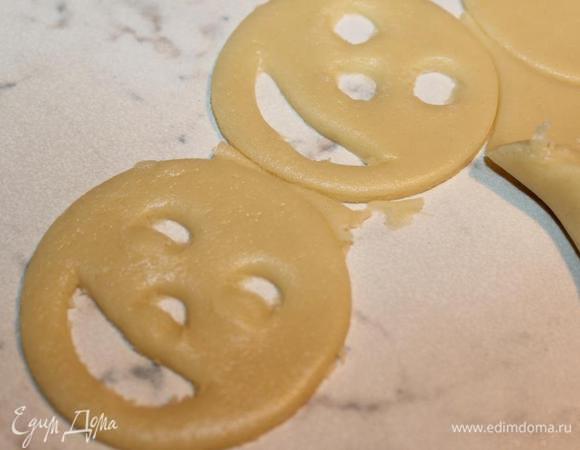 Половину кружков превратить в смешные рожицы: вырезать рот, нос и глаза.