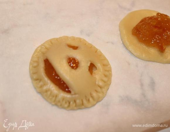 Собрать печенье: на один кружок положить 1 ч.л. джема, накрыть сверху вторым кружком и вилкой придать рельеф по окружности.