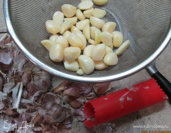 Очистить чеснок, промыть, дать стечь воде.