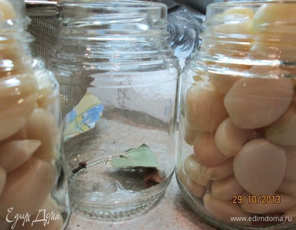 Палочку корицы поломать на 5 частей. В промытые и высушенные банки раскладываем специи. 
Укладываем в банки чеснок.
Для приготовления маринада кипятим воду с солью и сахаром. После закипания выключаем и добавляем эссенцию.
