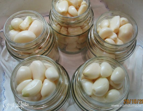 Таз или кастрюлю с широким дном выстилаем тканью (чтобы банки при нагревании не лопнули), ставим банки, заливаем горячим маринадом. В таз наливаем воды по «плечики» банок.
Накрываем банки прокипяченными крышками. Стерилизуем содержимое банок 8 мин. с момента закипания воды в тазу. Закатываем, переворачиваем банки на крышки. Остужаем.
Ароматный и «незлой» чесночек на зиму готов!
