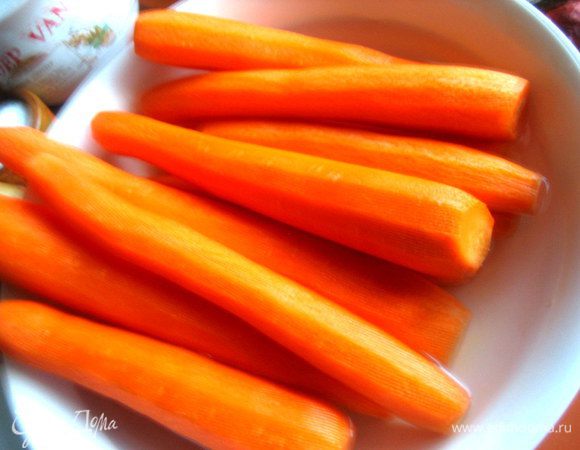Очищенную морковь желательно замочить водой из крана на ночь или даже на сутки.