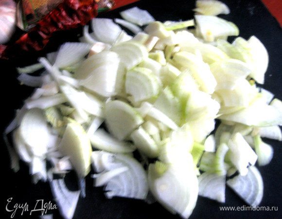 Луковицы нарезать на четвертинки,потом каждую дольку на полоски,не сильно измельчая.