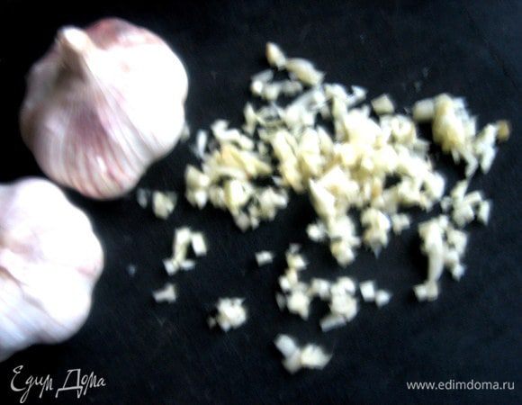Чеснок измельчить как обычно.