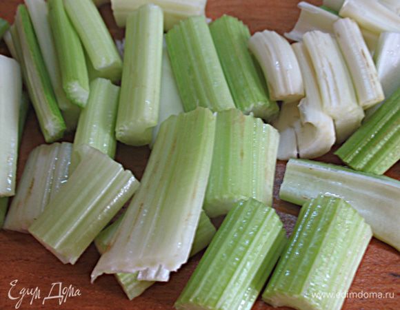 Черешковый сельдерей помыть, почистить от волокон и порезать на кусочки длиной 5 см.