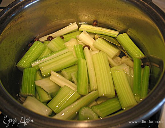 В кипящую воду со специями положить сельдерей и варить 3 минуты, выключить огонь и не вынимаю дать остыть.