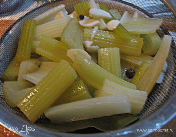 Слить воду и все хорошо высушить (это надо сделать обязательно, иначе горячее масло будет плеваться)