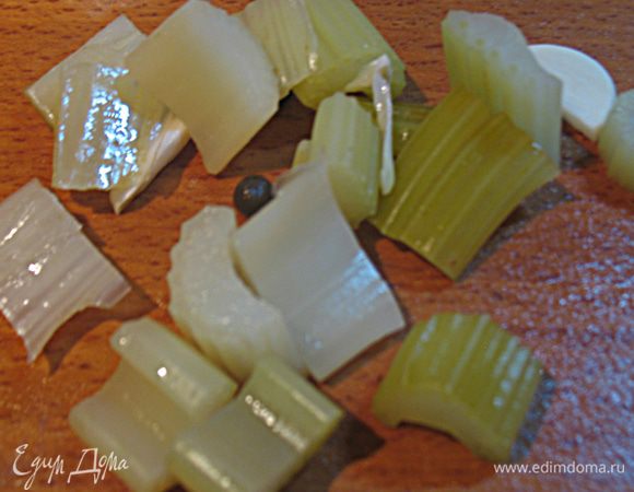 Порезать кусочку сельдерея на небольшие кусочки длиной 0,5-1 см. Это нужно сделать, чтобы он быстрее промариновался. 