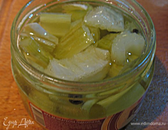 Сельдерей сложить в стерильную баночку вместе со специями. Разогреть масло (оно не должно кипеть), баночку прогреть в микроволновке.  Залить сельдерей горячим маслом, закрыть крышкой и оставить до полного охлаждения.  