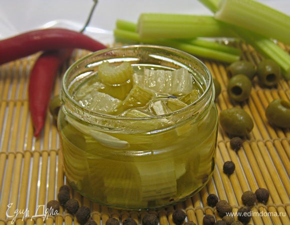 Подаем смешав с порезанными оливками, порезанным перцем чили и петрушкой. 