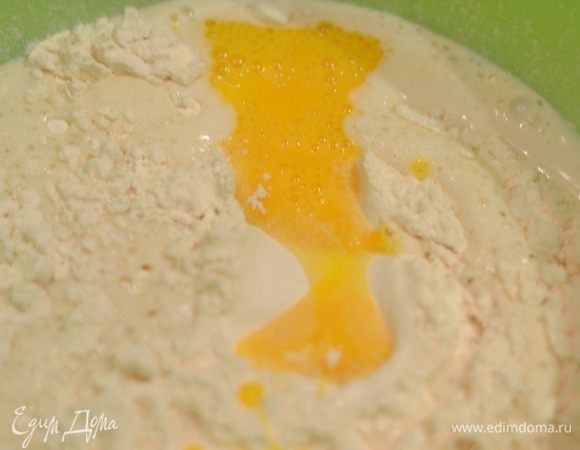 Добавить взбитое яйцо.